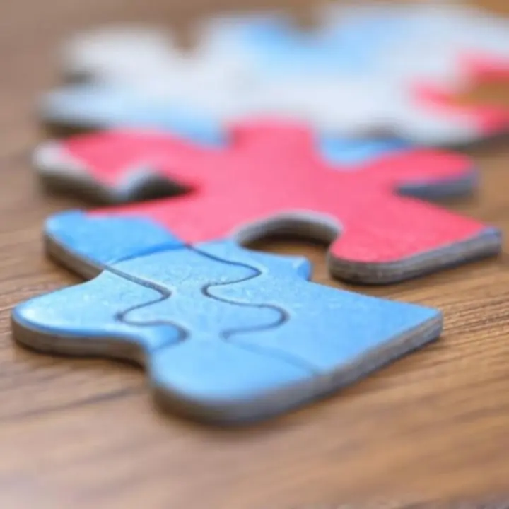 Zbliżenie na detale drewnianej układanki - gładkie, pastelowe elementy